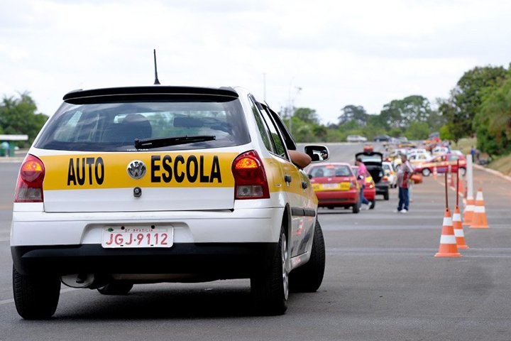 Governo propõe CNH sem aulas em autoescolas e divide opiniões do setor