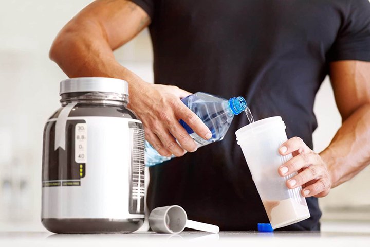 Uso crescente de suplementos sem acompanhamento representa risco para órgãos e saúde