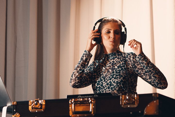 Antes dos Paralamas, DJ sul-mato-grossense Nathalia Albuquerque aquece público com brasilidades e energia