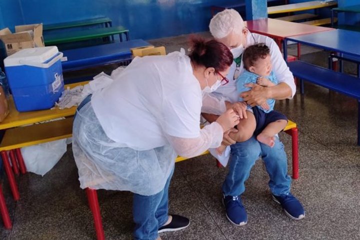 Governo de MS antecipa vacinação para blindar bebês contra risco de sarampo na fronteira