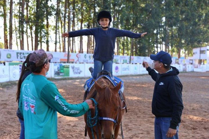 Equoterapiatransforma vida de menino que superou paralisia em Maracaju