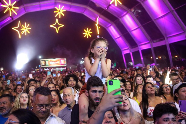 Festival de Inverno de Bonito 2025 abre em clima de festa e leva multidão ao centro da cidade