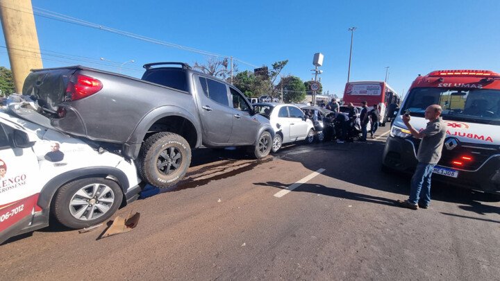 Acidente com nove veículos paralisa trânsito na Avenida Coronel Antonino