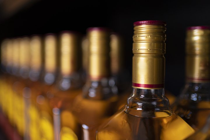 Intoxicação por metanol: especialistas alertam para sintomas e riscos em bebidas adulteradas