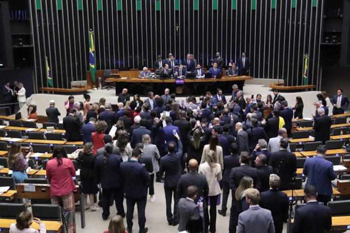 Câmara aprova urgência para projeto de anistia a envolvidos em atos políticos