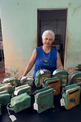 Artesã de MS leva moda sustentável feita com malotes dos Correios à COP 30 em novembro
