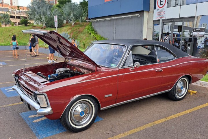 Exposição de carros antigos reúne cultura automotiva e solidariedade na capital