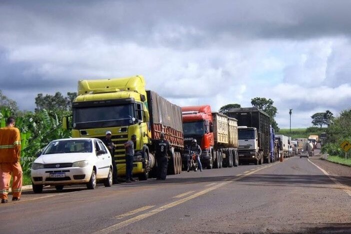 Engavetamento na BR-163 deixa um morto e causa bloqueio total próximo a Juti