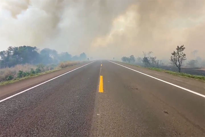 Incêndio às margens da BR-163 provoca interdição na rodovia em Nova Alvorada do Sul