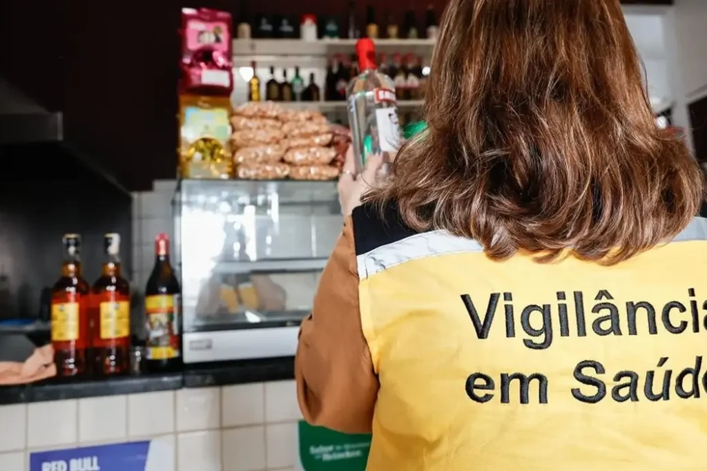 Brasil investiga mais de 200 casos de intoxicação por metanol; 15 mortes estão sob apuração