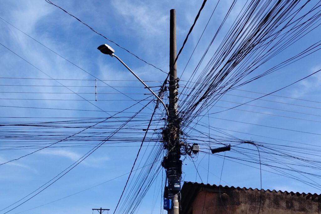 Campo Grande inicia nesta quarta-feira (26) força-tarefa para limpar rede elétrica e retirar cabos irregulares