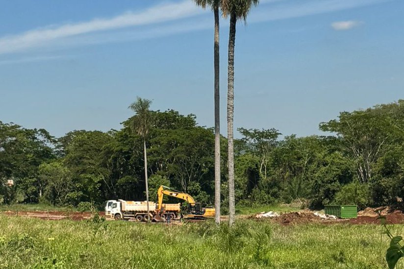 Caminhões começam a despejar lixo próximo à reserva ambiental e revolta moradores de assentamento em Sidrolândia