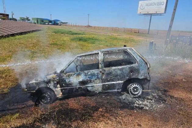 Carro desgovernado incendeia após perseguição e PRF descobre 200 kg de maconha em Naviraí