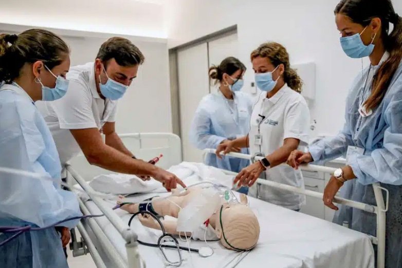 Avaliação nacional expõe crise na formação médica: mais de 100 cursos têm desempenho insatisfatório no Enamed