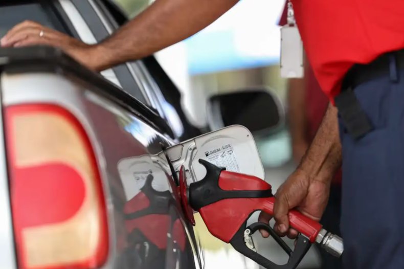 Petrobras corta preço da gasolina em 5,2% a partir desta terça (27); valor nos postos pode cair até R$ 0,10