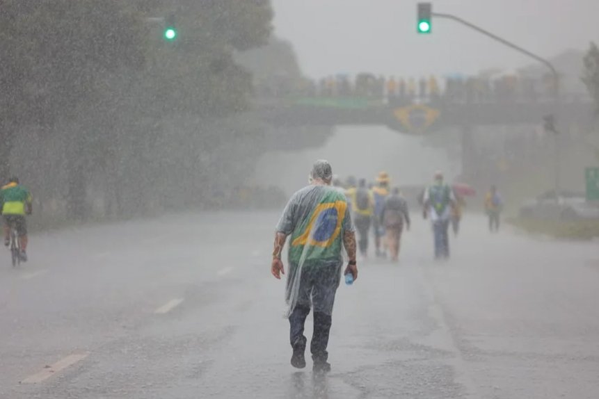 Raio atinge manifestação em Brasília e deixa 41 feridos durante ato político liderado por Nikolas