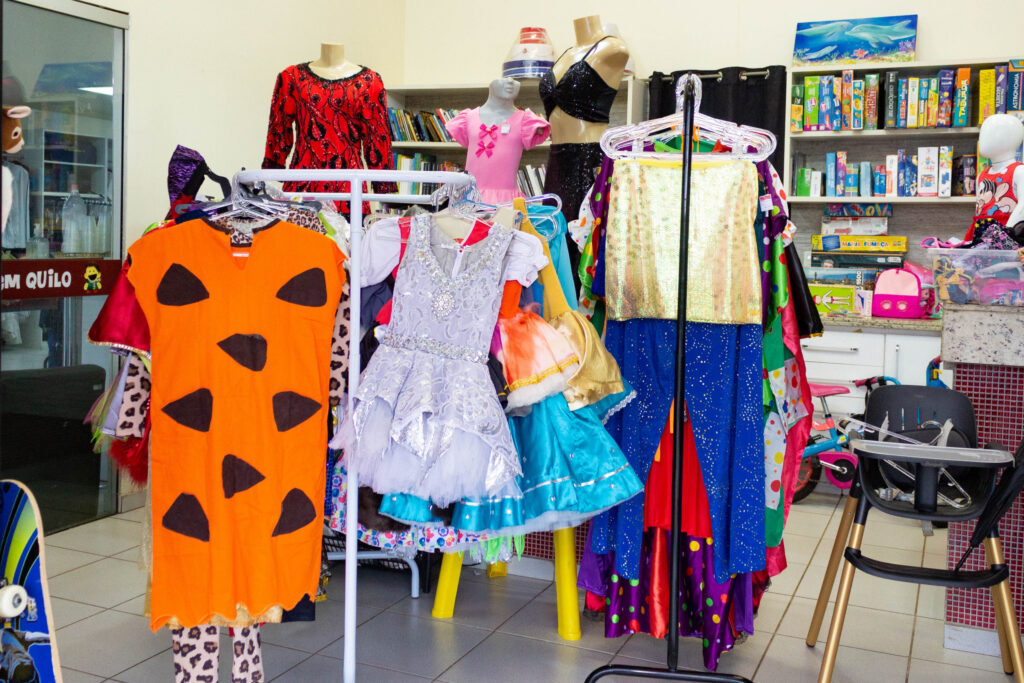 Bazar da AACC/MS vende fantasias a partir de R$ 8 e transforma Carnaval em apoio direto a crianças com câncer