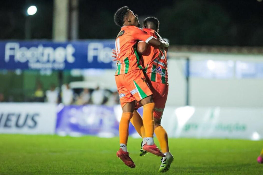Naviraiense derrota o Dourados AC por 3 a 1, chega aos 13 pontos e assume a ponta do Estadual