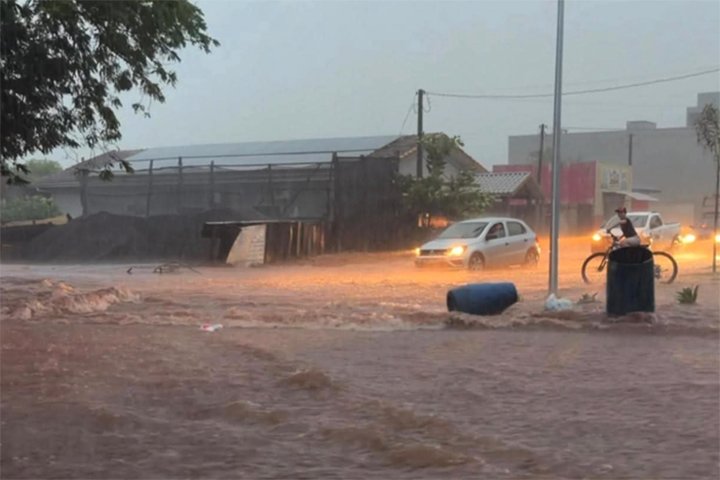 Temporal em Itaquiraí provoca alagamentos, destelhamentos e queda de energia