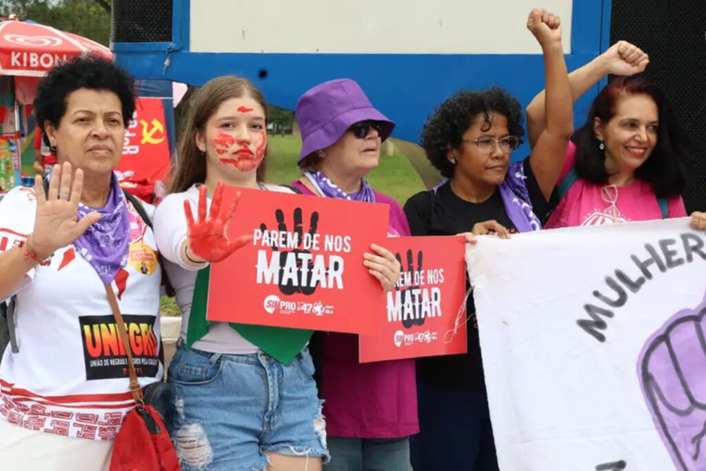 8 de março leva multidões às ruas no Brasil em atos contra feminicídio e violência de gênero