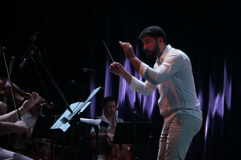 De Corumbá para os palcos do país: maestro formado no Moinho Cultural assume turnê nacional da Nova Orquestra