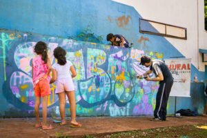 Muros que contam histórias: Mural Postal Campão colore três bairros em junho