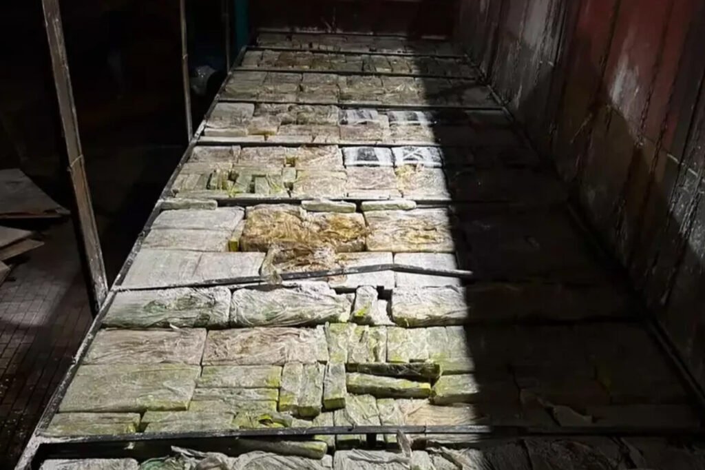 Carreta paraguaia é interceptada com mais de 4,4 toneladas de maconha escondidas em compartimento secreto