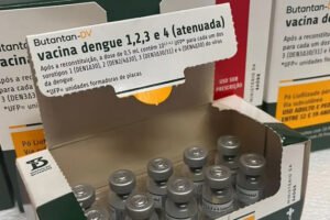 Vacina do Butantan contra dengue tem aplicação suspensa após investigação de casos raros no SUS