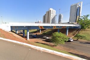 Homem em crise é convencido a deixar pontilhão após mobilização de capelão, psicóloga e bombeiros em Campo Grande